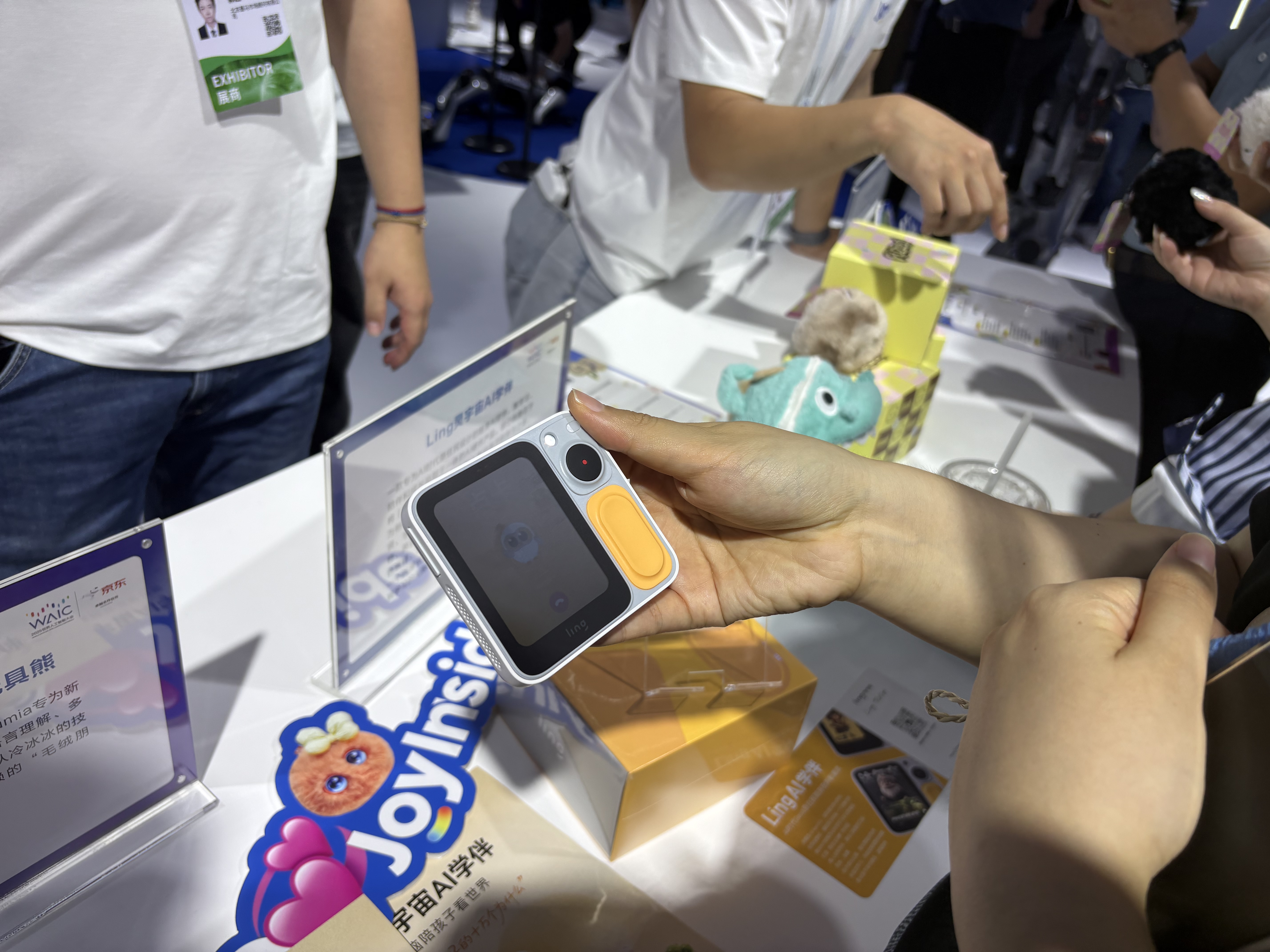 家长正在体验儿童AI硬件。图片来源：乔心怡